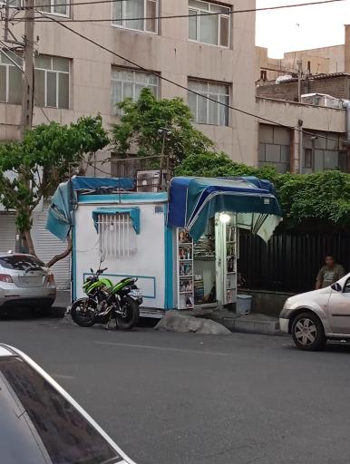 عکس دکه روزنامه فروشی حسین