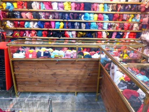 عکس فروشگاه پوشاک پاییزان