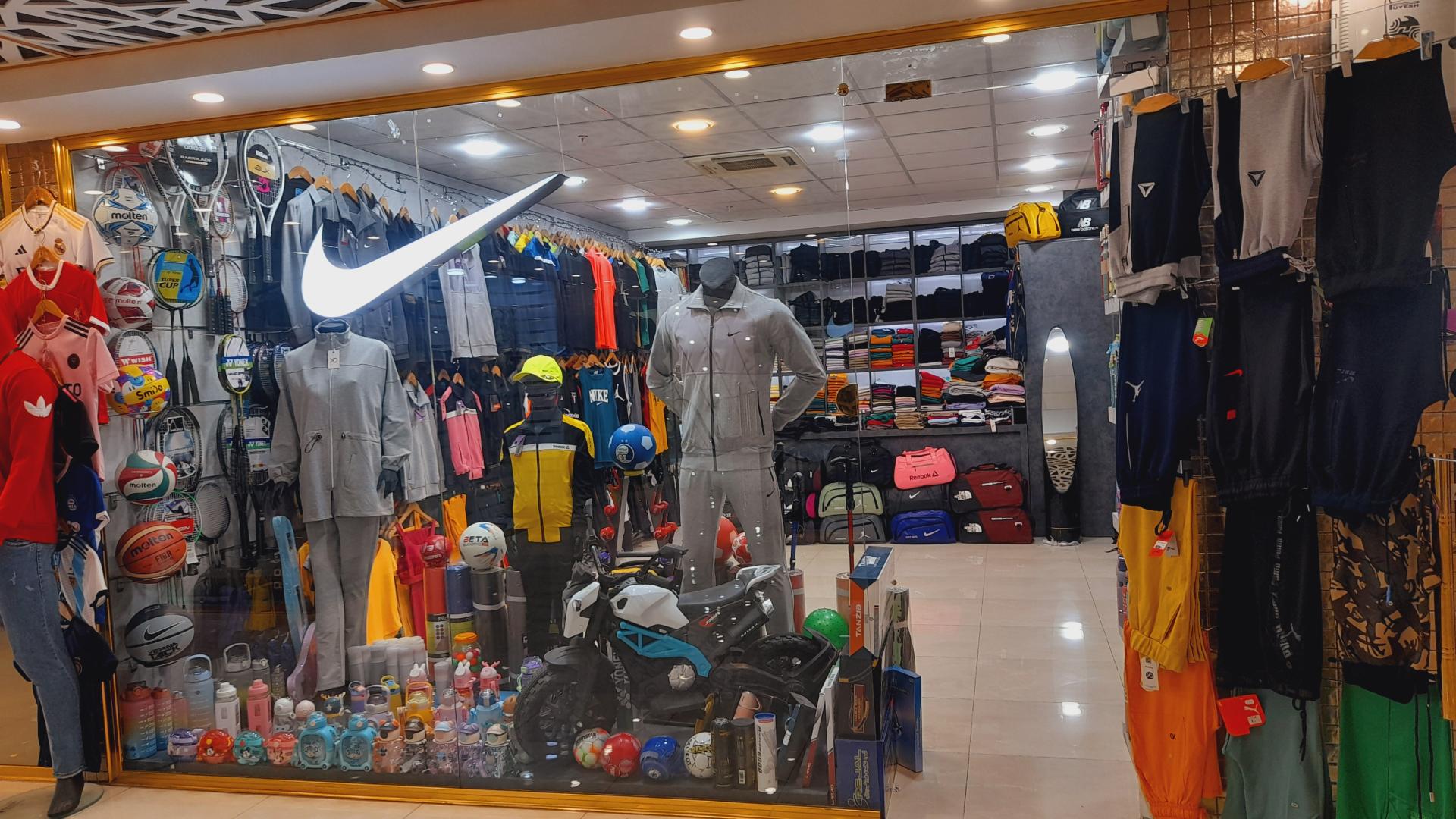 عکس فروشگاه لوازم ورزشی نایک اسپورت