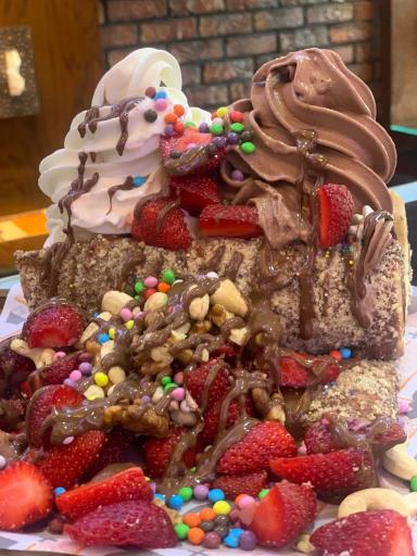 عکس کافه بستنی چیمنی