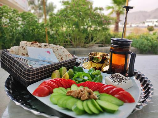 عکس کافه صبحانه و رستوران شمعدونی