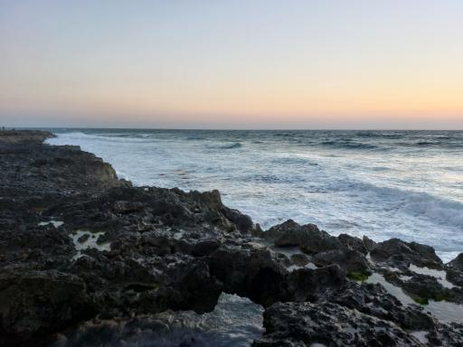 عکس ساحل صخره ای هور