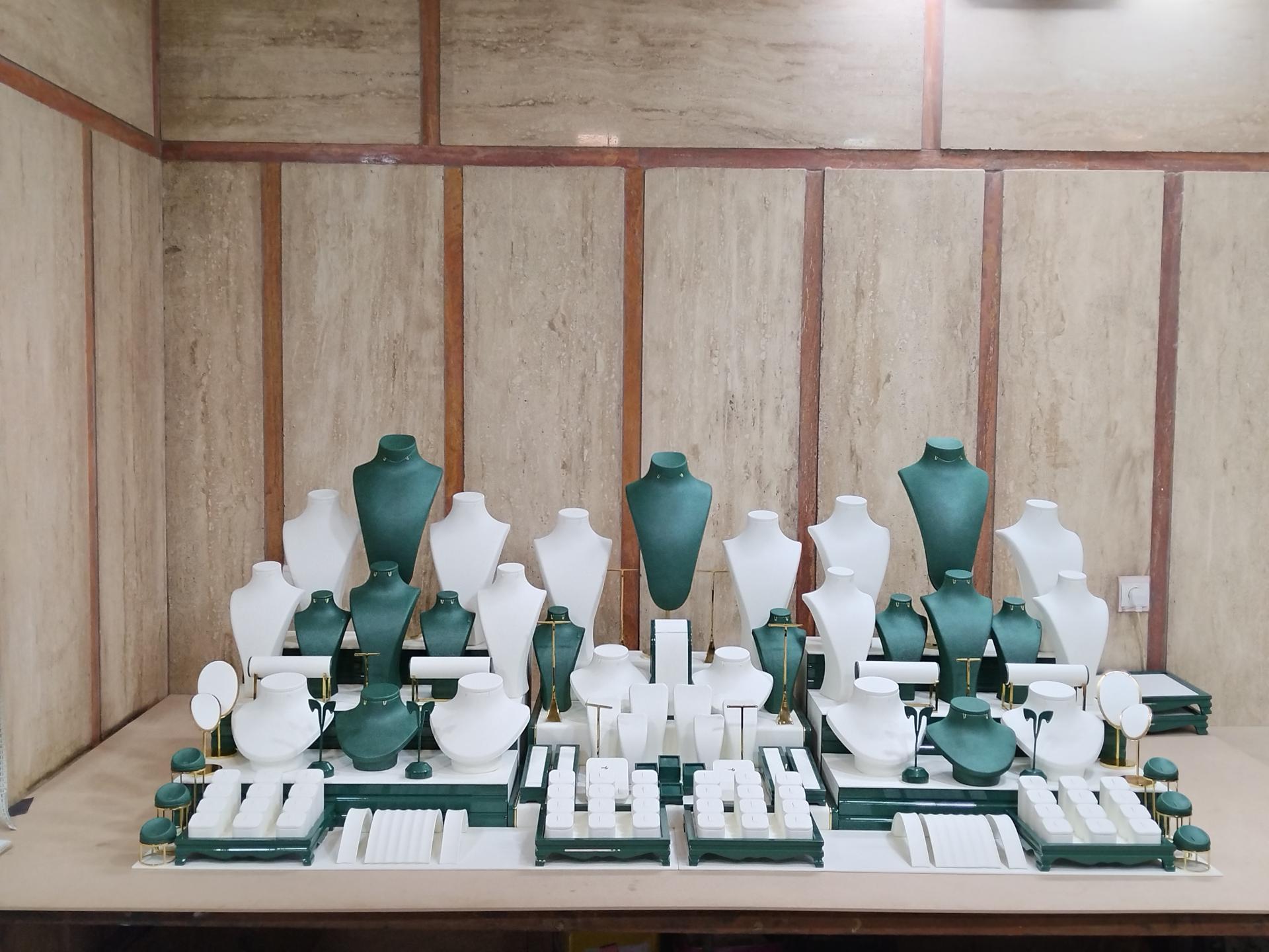 عکس ويترين طلافروشی رزگلد دکور