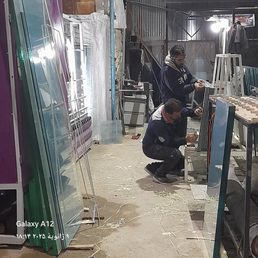 عکس کارگاه‌ تولیدی شیشه دوجداره مهراز