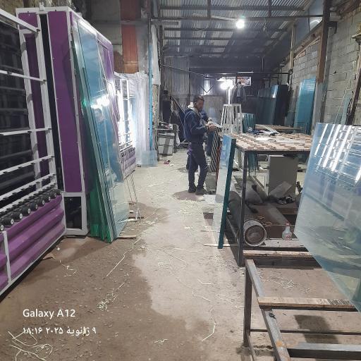 عکس کارگاه‌ تولیدی شیشه دوجداره مهراز