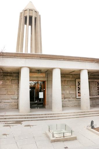 عکس آرامگاه عارف قزوینی