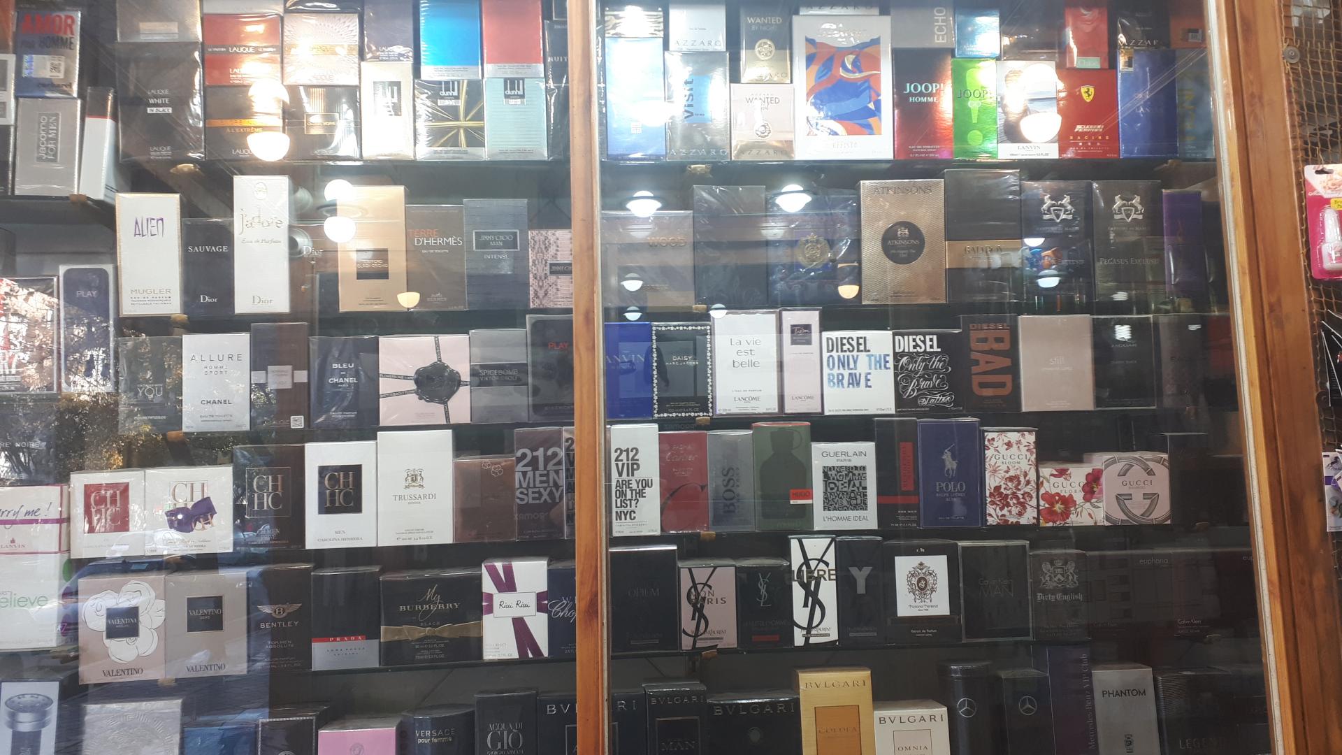 عکس فروشگاه لوازم آرایشی رضا