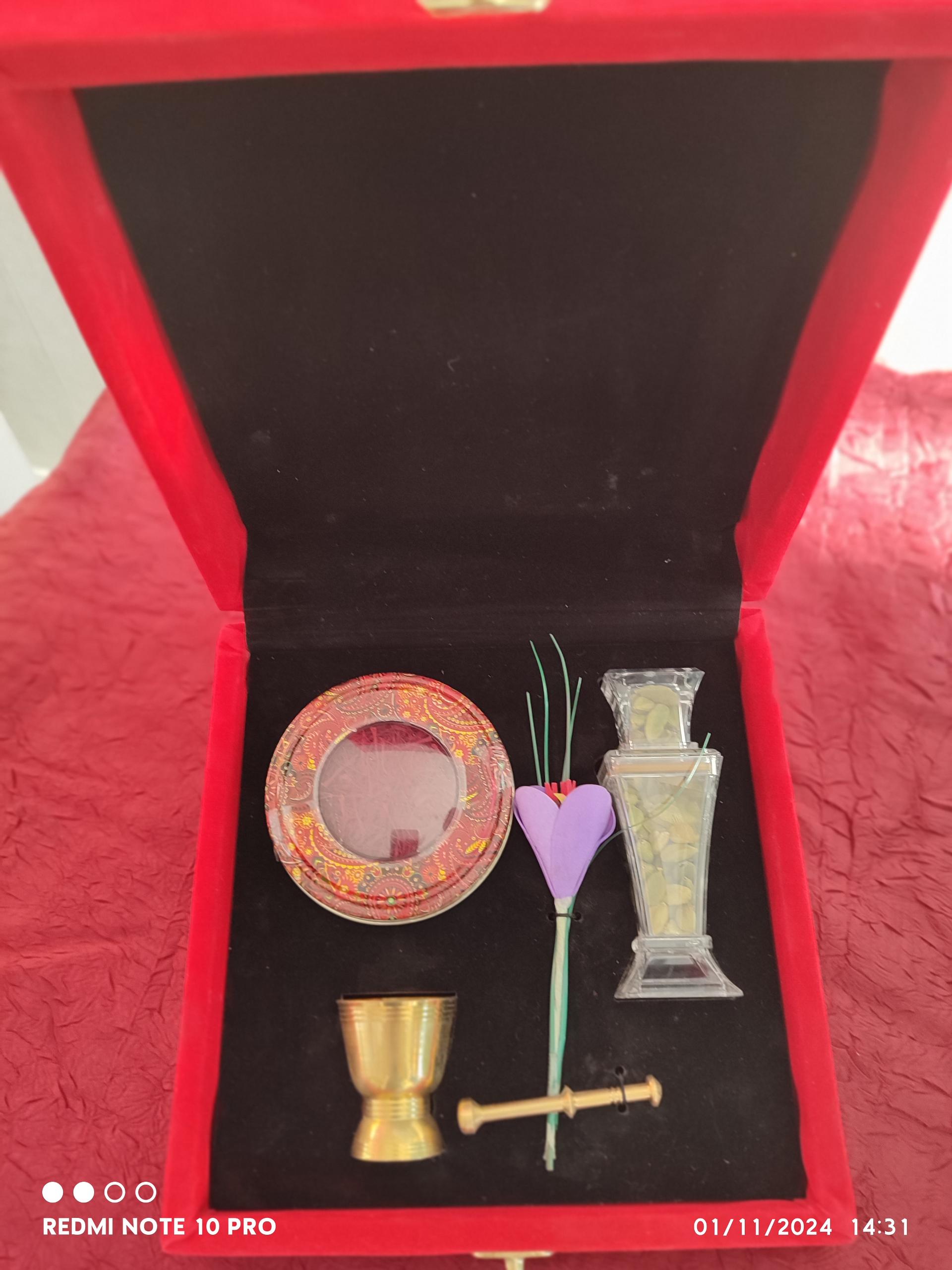 عکس زعفران و خشکبار نمونه