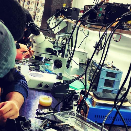 عکس آموزشگاه تعمیرات موبایل و کامپیوتر سیگنال