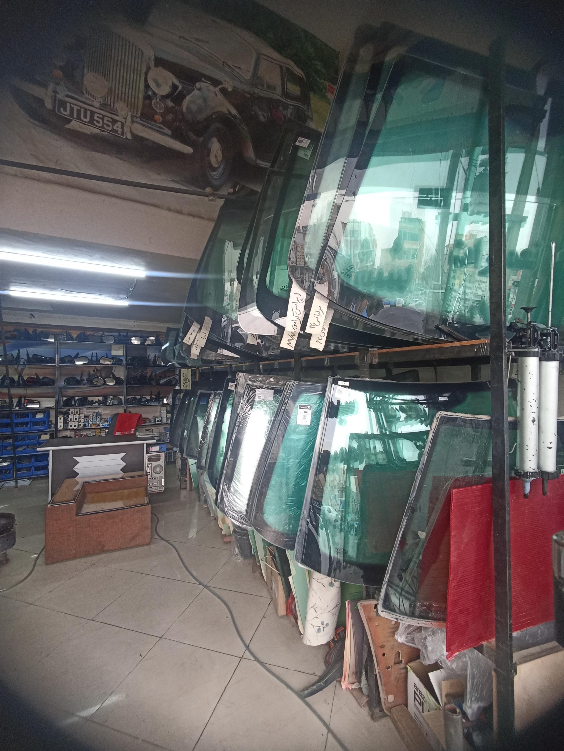 عکس شیشه اتومبیل علیپور 