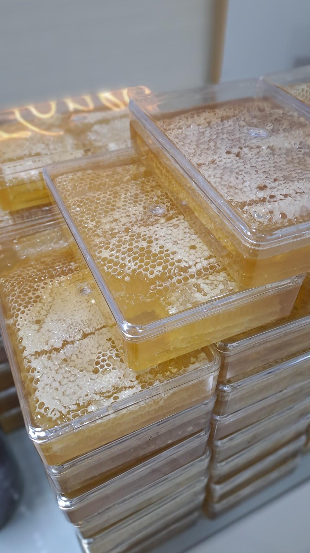 عکس عسل دهکده طلایی مظاهری