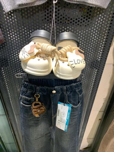 عکس گالری کودک و نوجوان آرمان