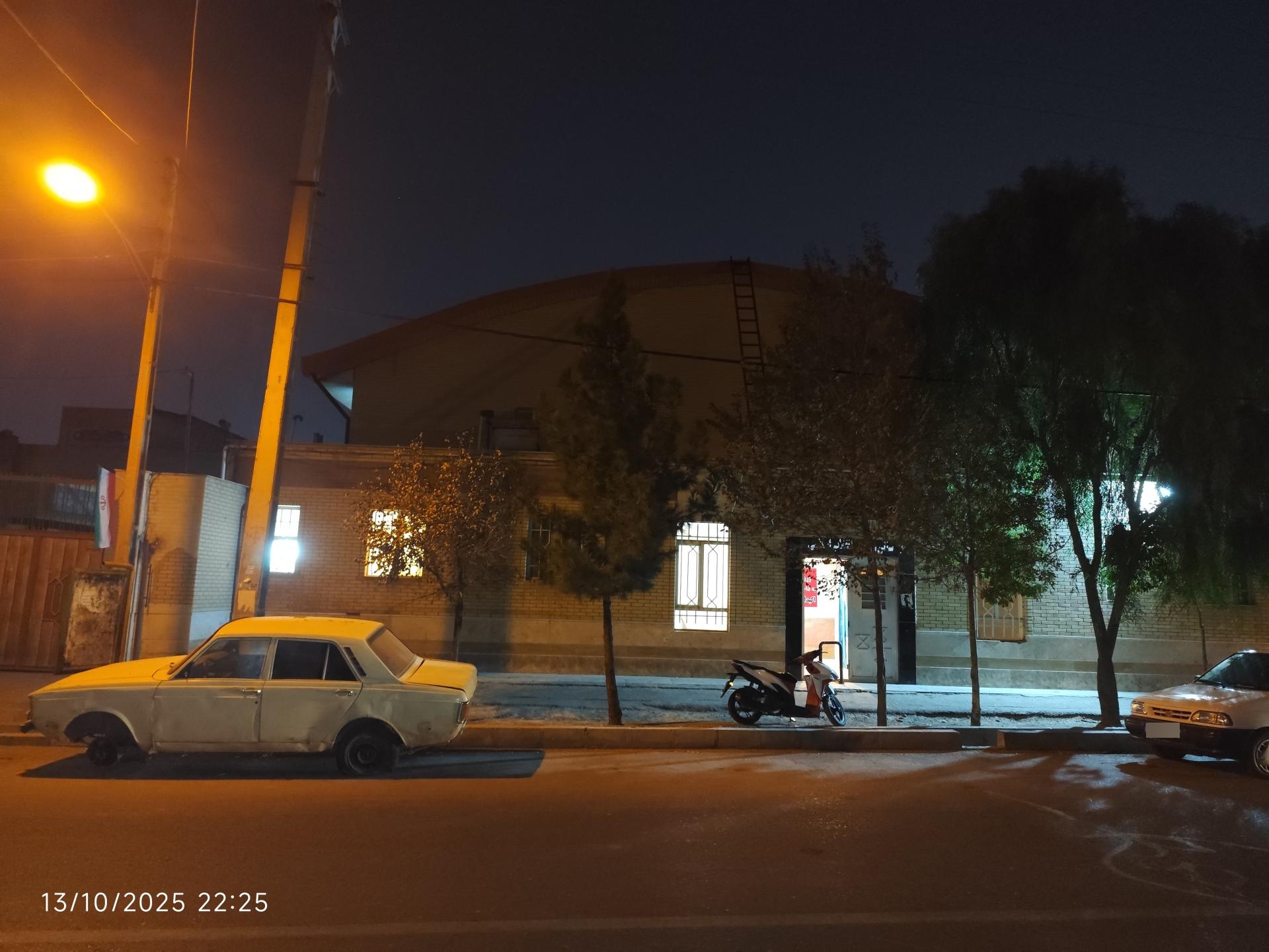 عکس سالن ورزشی فوتسال انقلاب 