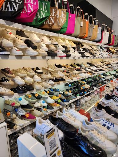 عکس فروشگاه کفش تاپ و توپ