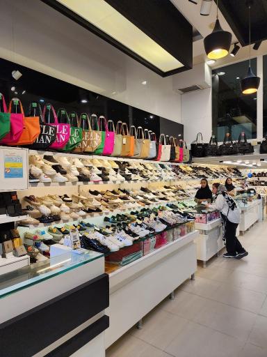 عکس فروشگاه کفش تاپ و توپ