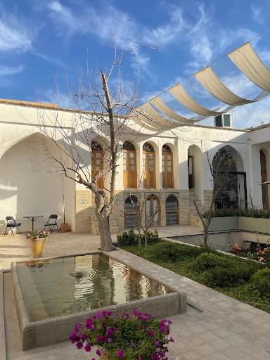 عکس هتل بوتیک درختی