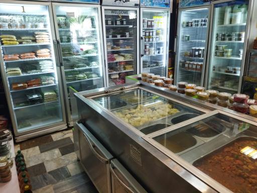 عکس سبزی خردکنی بانوی شمال 