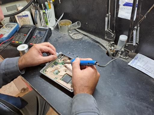 عکس تعمیرات کامپیوتر خودرو خاکزادی