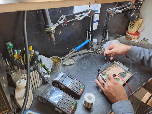 عکس تعمیرات کامپیوتر خودرو خاکزادی