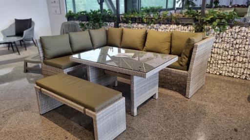 عکس فروشگاه مبلمان و میز و صندلی دکورایا