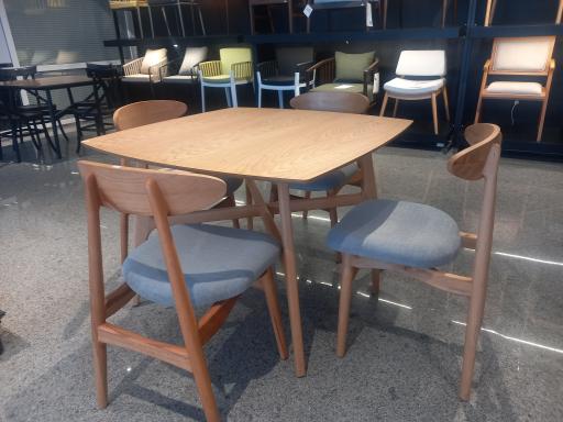 عکس فروشگاه مبلمان و میز و صندلی دکورایا