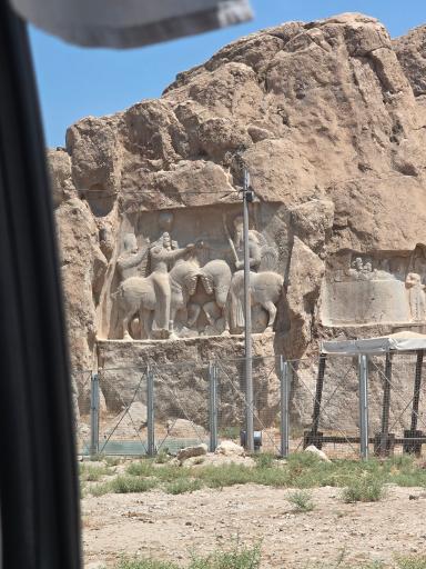 عکس سنگ نگاره اهورامزدا و اردشیر بابکان