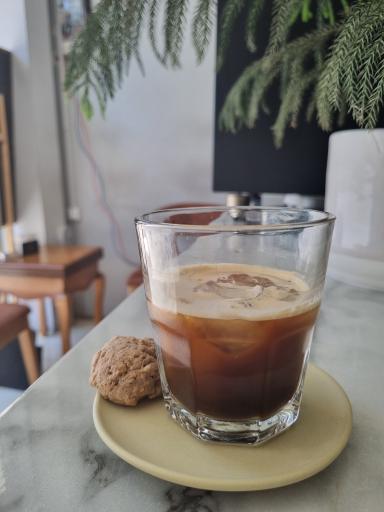 عکس کافی شاپ خاکستری