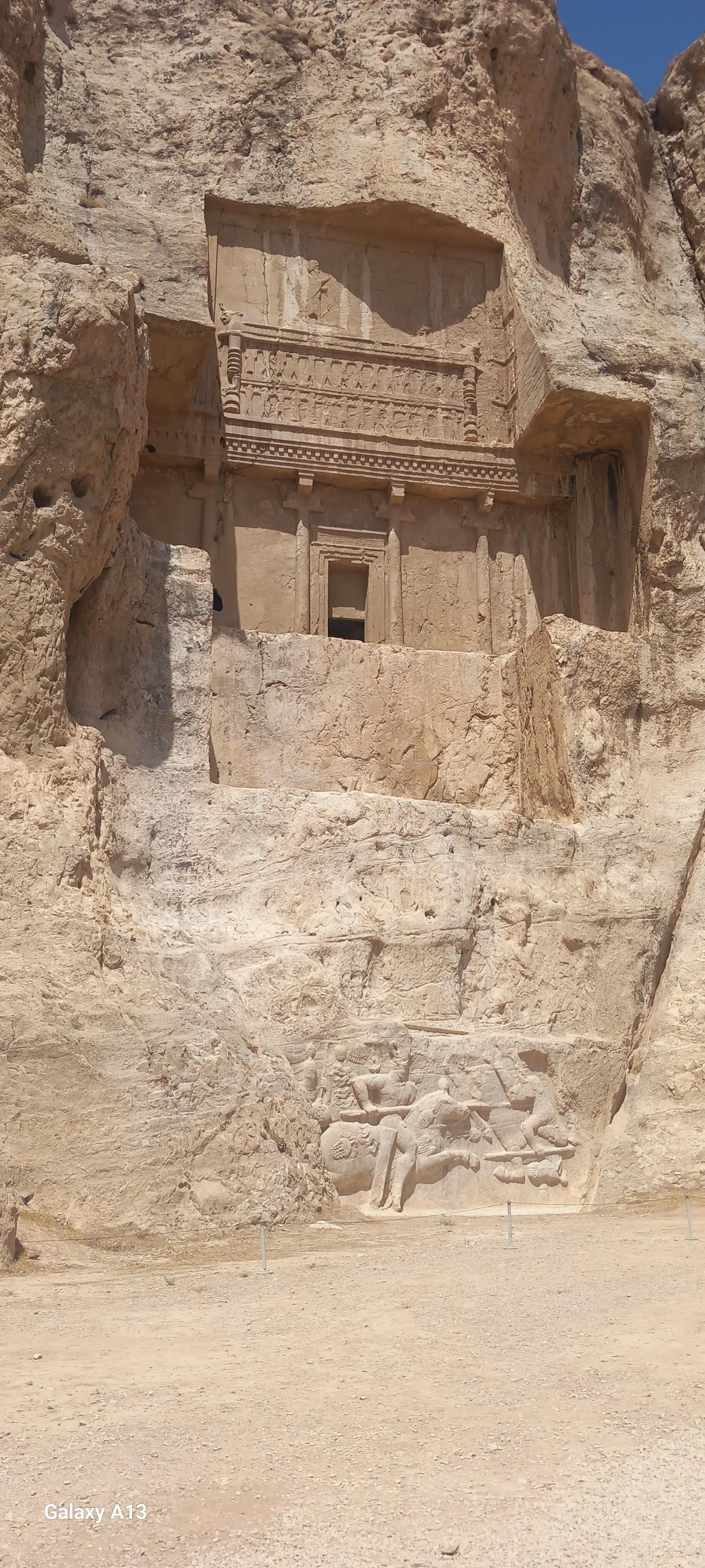 عکس سنگ نگاره اهورامزدا و اردشیر بابکان