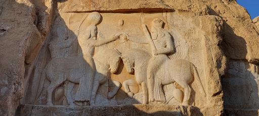 عکس سنگ نگاره اهورامزدا و اردشیر بابکان