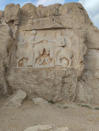 عکس سنگ نگاره اهورامزدا و اردشیر بابکان
