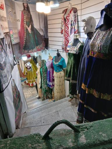 عکس لباس فروشی سنتی افغانستانی