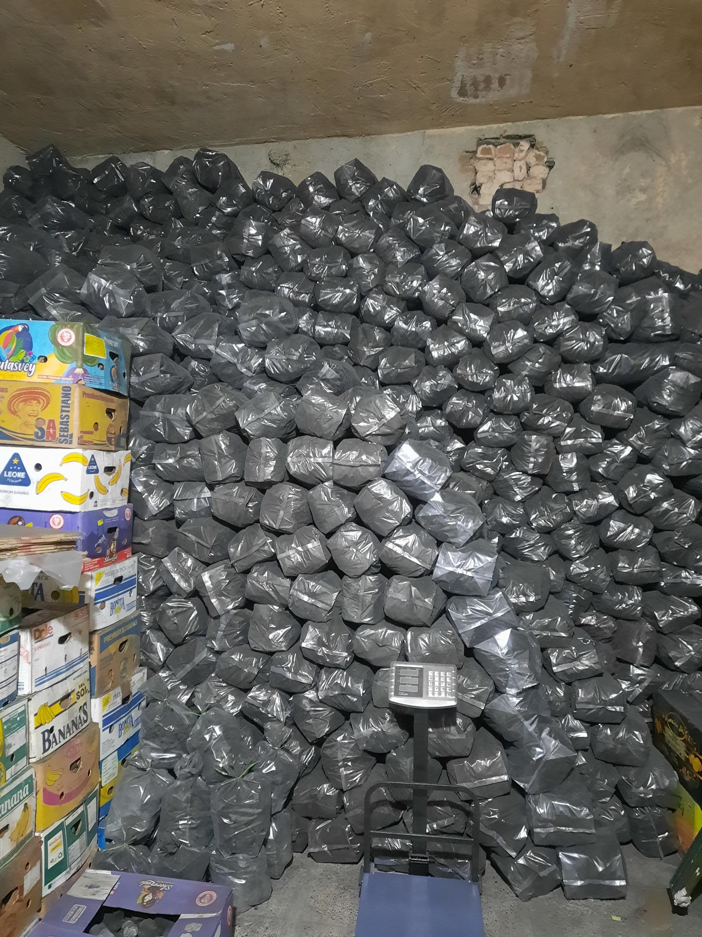 عکس فروشگاه هیزم و ذغال 