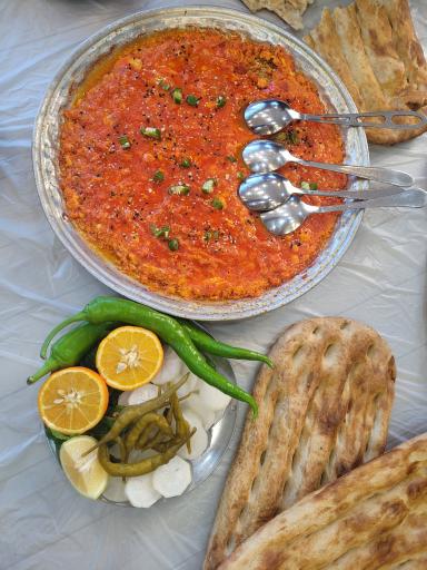 عکس املت تبریز پاشا (صبحانه با نان داغ)