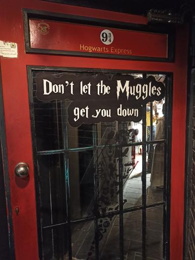 عکس کافه سکوی نه و سه چهارم