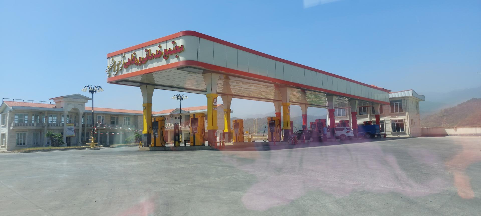 عکس جایگاه سوخت قوی سفید