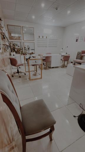 عکس سالن خدمات تخصصی ناخن صورتی