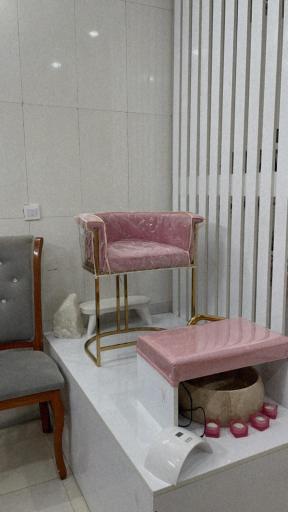 عکس سالن خدمات تخصصی ناخن صورتی