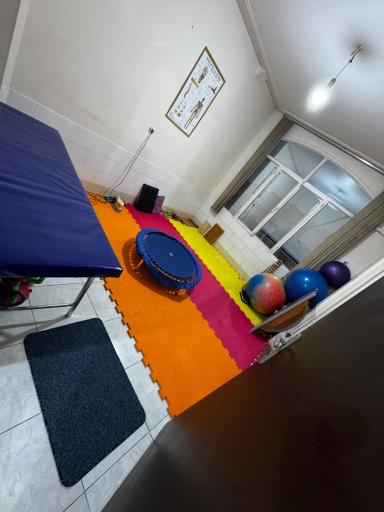 عکس کلینیک کاردرمانی و گفتاردرمانی نورون دکتر اسمعیلی