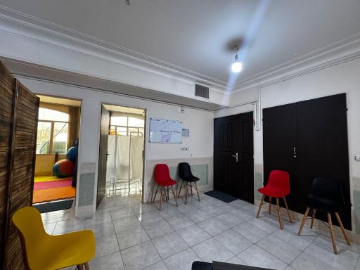 عکس کلینیک کاردرمانی و گفتاردرمانی نورون دکتر اسمعیلی