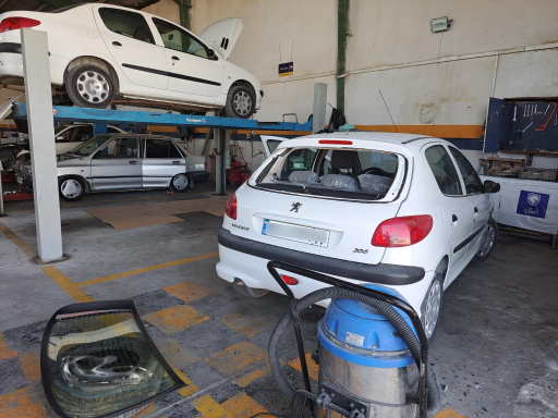 عکس شیشه اتومبیل امین