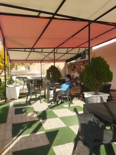 عکس رستوران و بیرون‌ بر توکمی