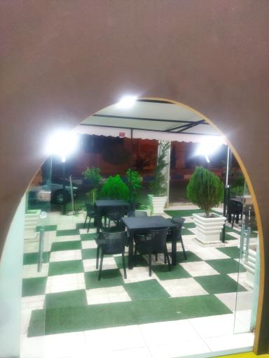 عکس رستوران و بیرون‌ بر توکمی