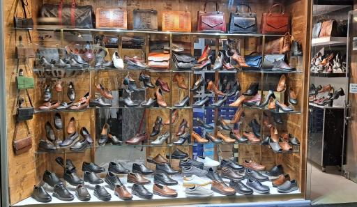 عکس فروشگاه کیف و کفش پژواک چرم