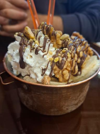 عکس کافه بستنی مامان زری