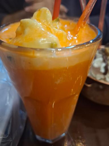 عکس کافه بستنی مامان زری