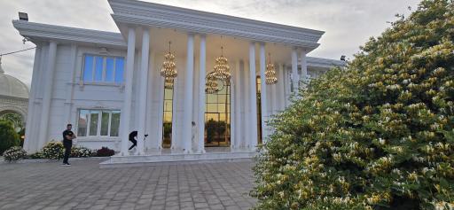 عکس باغ عمارت عروس آدیس