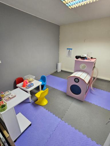 عکس کلینیک کاردرمانی و گفتاردرمانی ژرفا