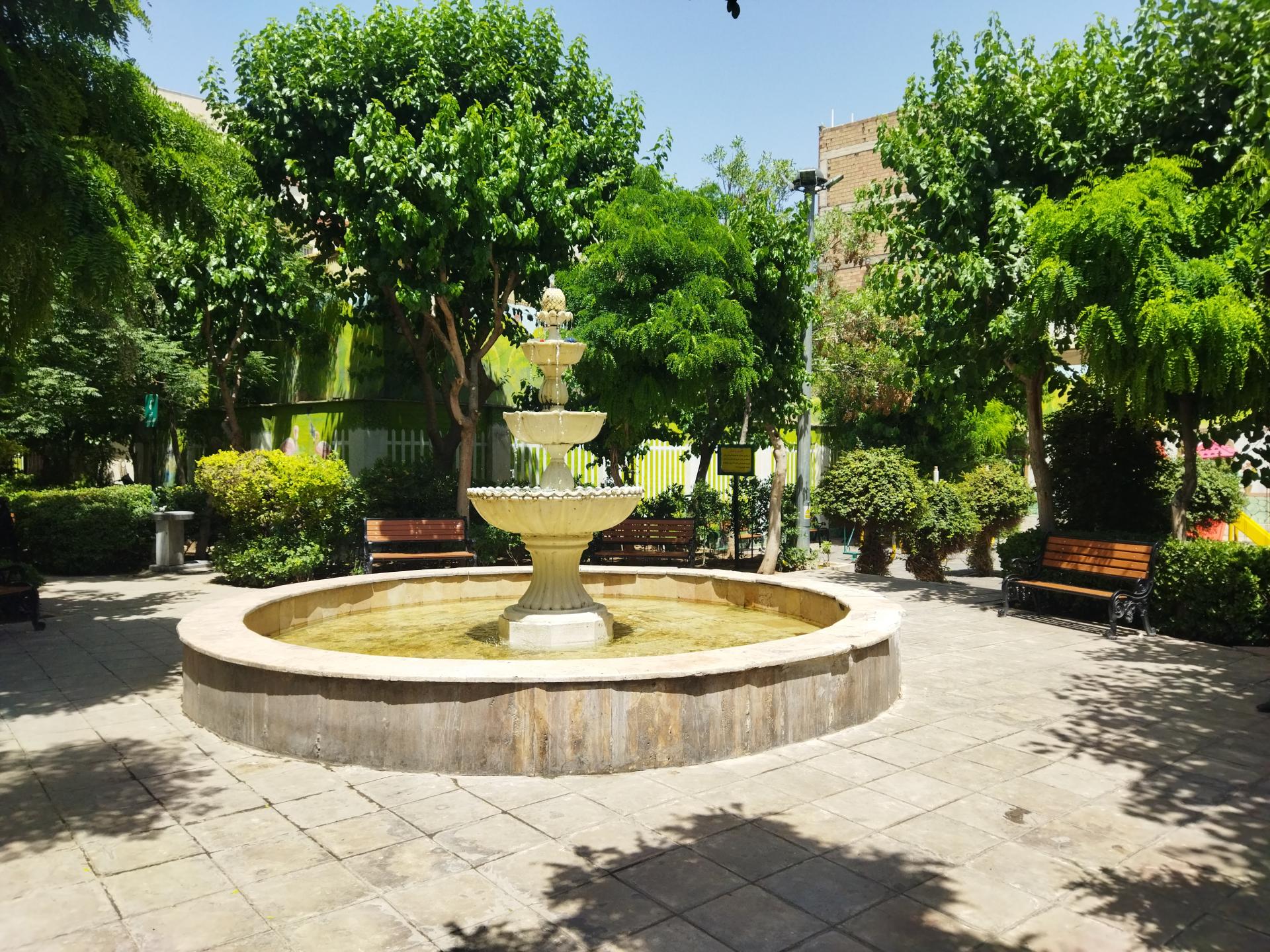 عکس آبنمای بوستان لاله
