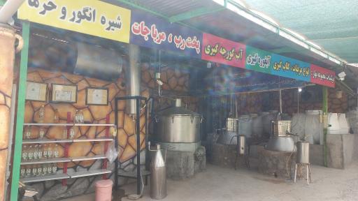 عکس کارگاه گلاب گیری بهار