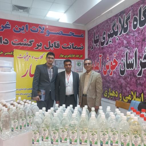 عکس کارگاه گلاب گیری بهار